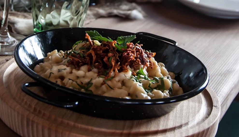 Kulinarik Zillertal Käsespätzle Holzalm Regionale Küche   