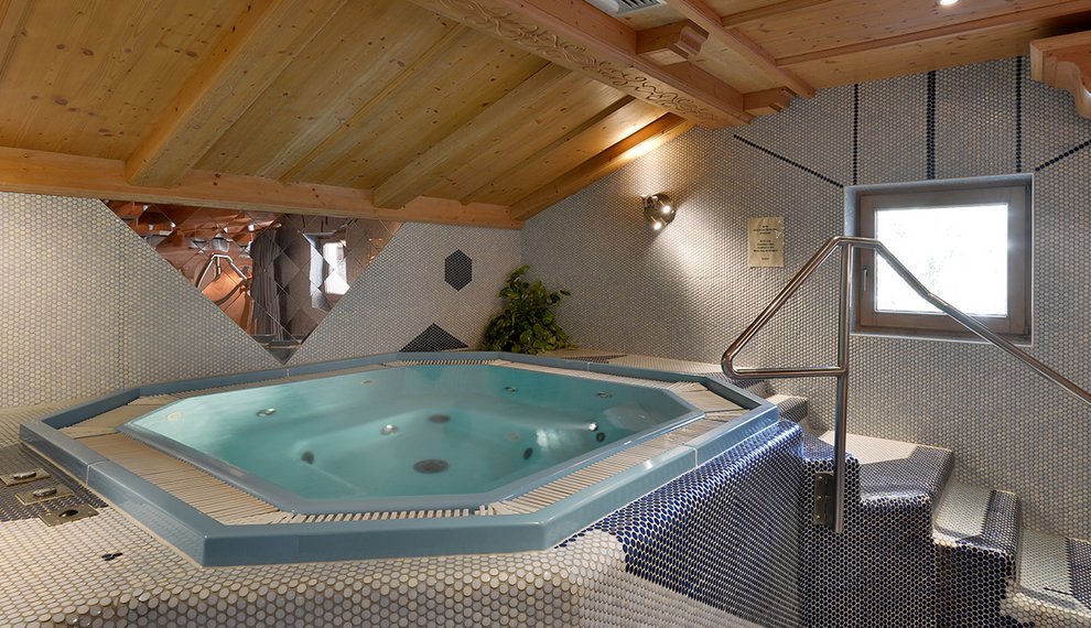 Hotel Almhof Whirlpool Skifahren Relaxen Hochfügen   