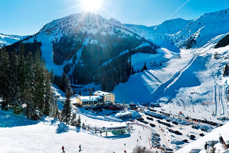 Berghotel Hochfügen Winterurlaub Schneesicherheit Zillertaler Alpenwelt