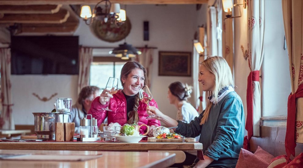 Montana Alm Hochfügen Weinkarte Speisekarte Winterskiurlaub 