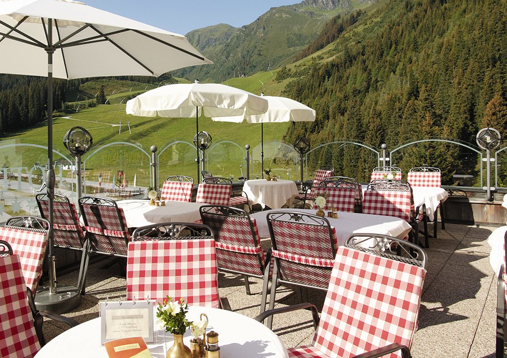 Kulinarik Almhof Sonnenterrasse Skiregion Zillertal Hochfügen Sonnenbaden  