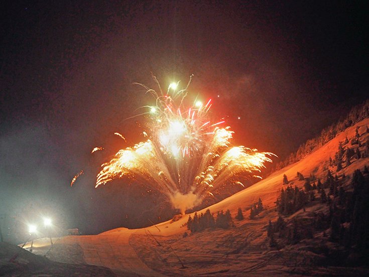 Feuerwerk Hochfügen Nacht Pyrotechnik Show Schneezauber Zillertal 