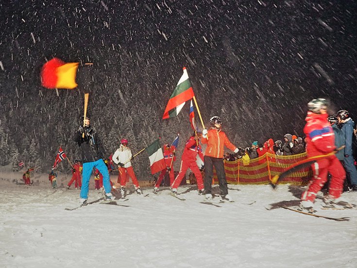 Hochfügen Skischulen Winter Tirol Flaggen-Skilauf Skispaß Zillertal Skiurlaub Hochfügen Nacht