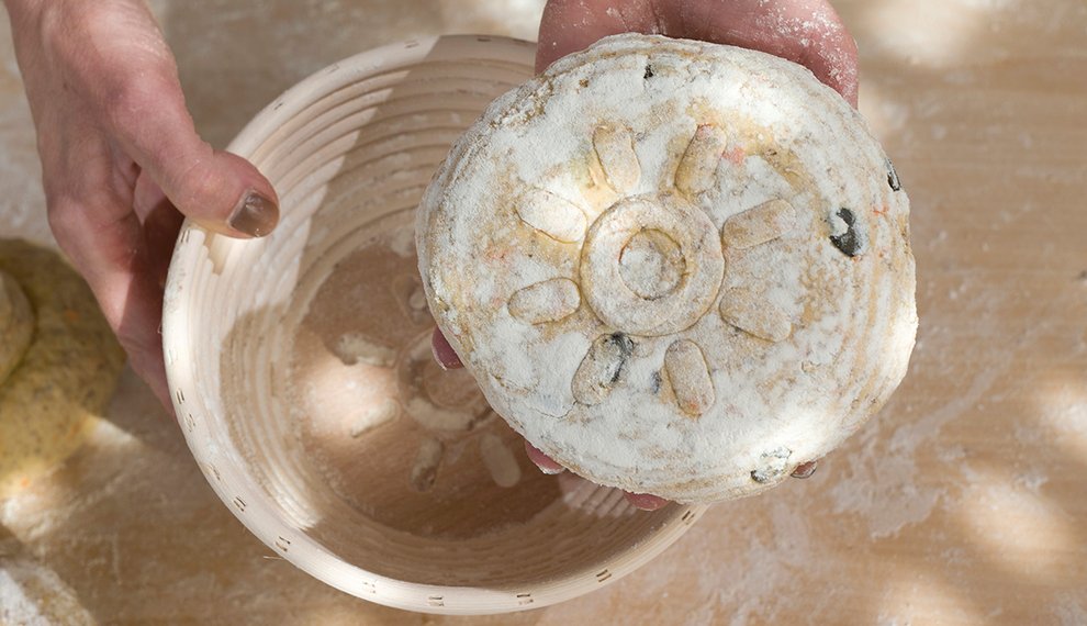 Hotel Almhof Hochfügen Brotbacken Kulinarik Zillertal Genuss       