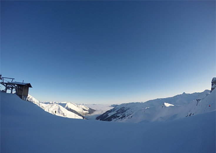 Skigebiet Hochfügen Skifahren Zillertal Sonnenschein Winterurlaub   