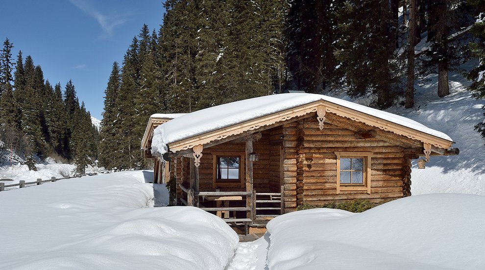 Hotel Almhof Winterlandschaft Hochfügen Skigebiet Tiefschnee Schneeurlaub   