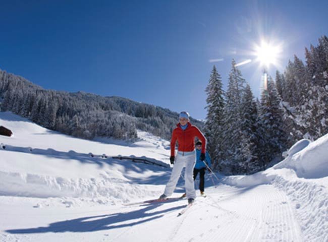 Langlaufen Lanklaufskier Skisport Wintersport Winterpanorama Schneeurlaub