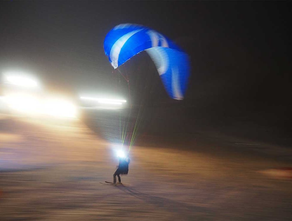 Gleitschirm Skifliegen Fliegen Skifahrer Hochfügen Nacht Skigebiet Zillertal