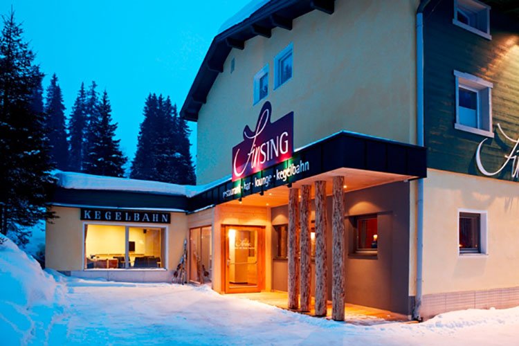 Berghotel Hochfügen Kegelbahn Abseits der Piste Spaß Winterurlaub 