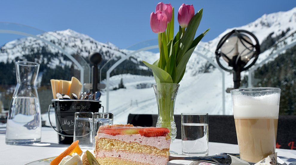 Hotel Almhof Frühstück Hochfügen Sonnenterrasse Skiregion Zillertal Genussregion  