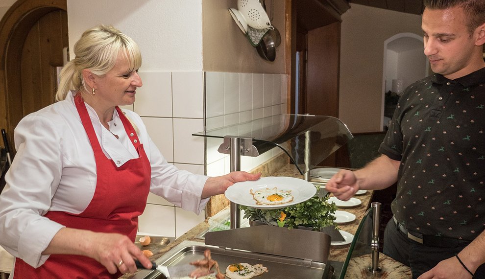 Berghotel Hochfügen Kulinarik SB-Restaurant Schneewirt Snacks Selbstbedienung